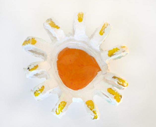 Daisy plate (loves me loves me not), 2020 by Madeleine Child.