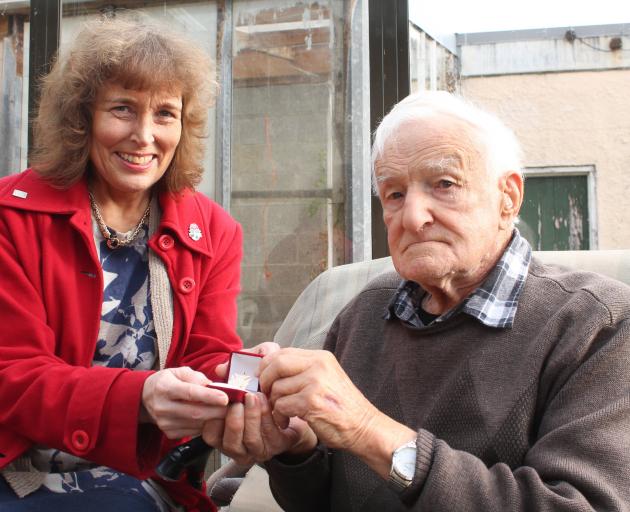 Lesley Soper gives the 1909 medal (pictured right), found in her family’s archives, to her cousin...