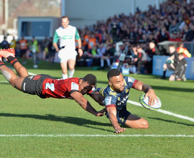 Highlanders winger Jona Nareki scores a try ahead of opposite Sevu Reece at Orangetheory Stadium...