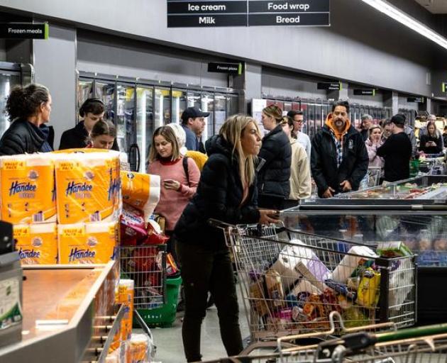 Crowds rush to Countdown supermarket in Grey Lynn, Auckland. Photo: RNZ