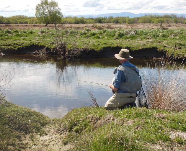 Bruce Quirey keeps a low profile while casting to a rising. PHOTOS: MIKE WEDDELL