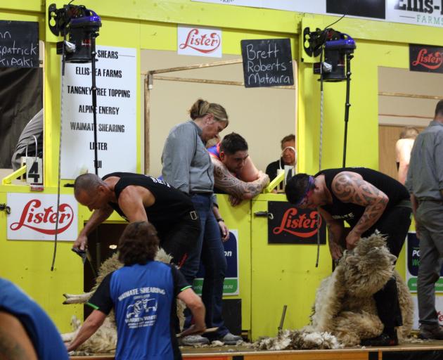 John Kirkpatrick (left) and Brett Roberts go blow for blow in the Waimate Shears final.