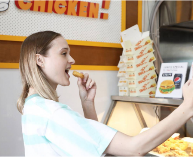 Kiwi Nela Zisser set a new Guinness World Record for the most chicken nuggets eaten in 60 seconds...