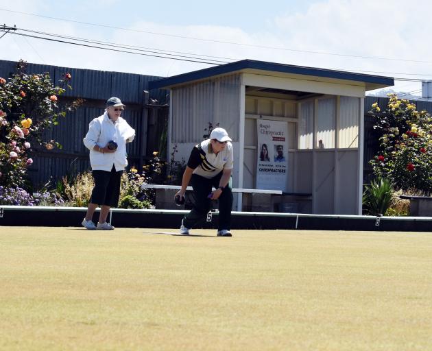 Lyn Rance (left) looks on as Sarah Ibbotson readies to deliver her final bowl of the second end...