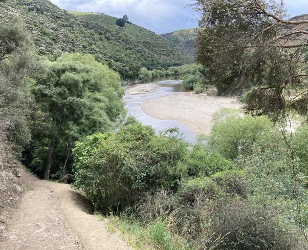 The track runs alongside the Taieri River.
