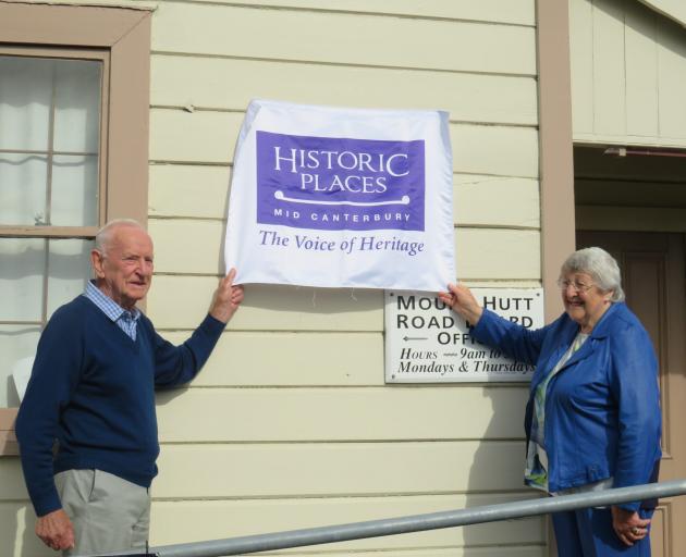 Peter and Gwenda Ireland prepare to unveil the new blue plaque on the Mount Hutt Road Board...