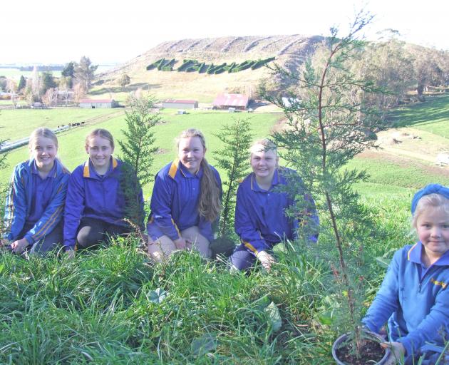 Preparing for the replanting of the Altavady hedge in North Otago are (left to right) to Maddie...