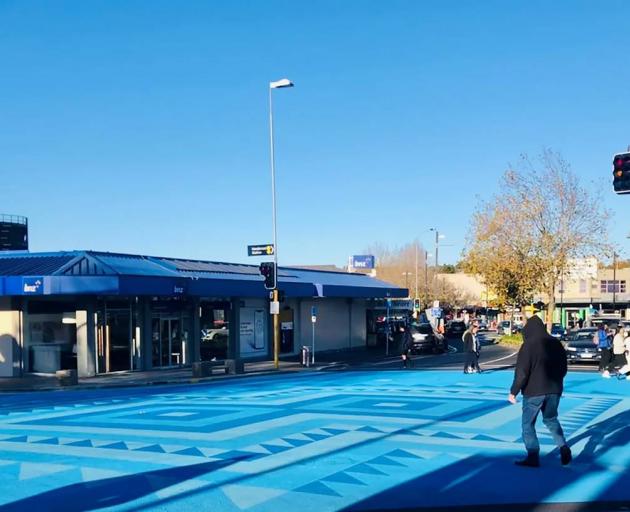 A painted a blue art piece in the centre of the intersection of Great North Rd, Railside Ave and Ratanui St, Henderson. Auckland Council photo