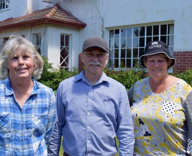 (From left) Angela Scott, of Gimmerburn, Bill Hodgson, of Dunedin, and Dawn Sangster, of Patearoa.
