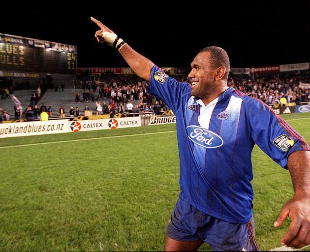 Joeli Vidiri, playing for the Blues in 2000, salutes the crowd after scoring four trys against the Bulls during their Super 12 match played at Eden Park. Photo: Getty Images