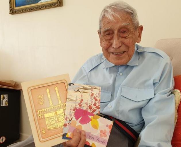 John Sato received thank you cards after his efforts to attend the anti-racism rally in Auckland in 2019 went viral. Photo: RNZ/ Liu Chen John Sato received thank you cards after his efforts to attend the anti-racism rally in Auckland in 2019 went viral. Photo: RNZ/ Liu Chen