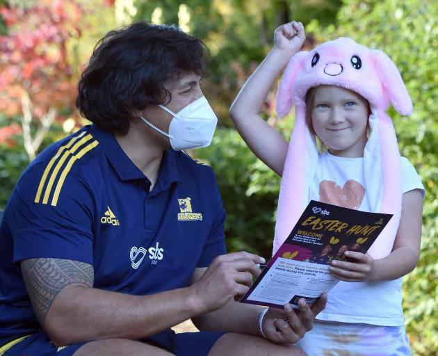 Highlanders prop Daniel Lienert-Brown signs the map of young fan Avah Slade (6).