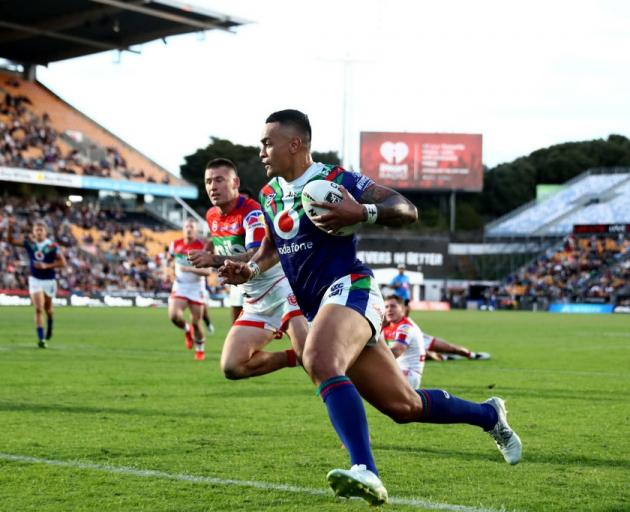 Ken Maumalo scores for the Warriors against the Knights this year. Photo: Getty Images