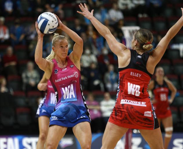 Steel wing attack Shannon Saunders looks for options around Tactix wing defence Charlotte Elley...