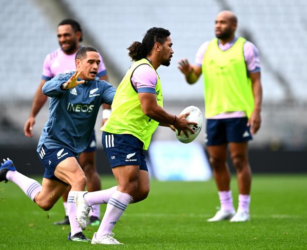 Aaron Smith and Folau Fakatava train ahead of tomorrow's clash against Ireland. Photo: Getty Images