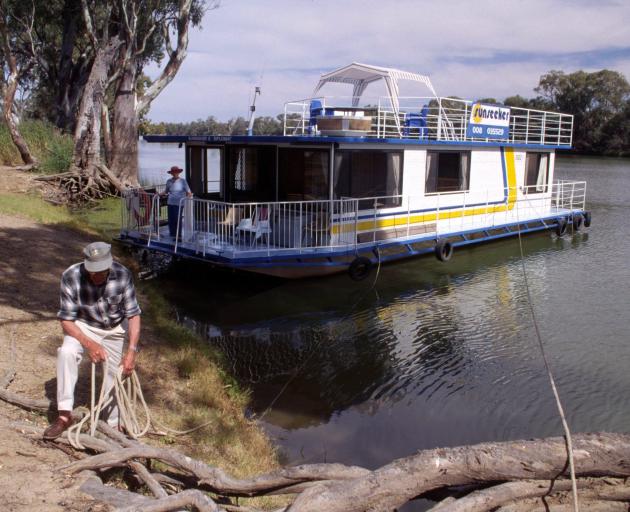 Tying up the houseboat on the banks of the Murray River, Australia.