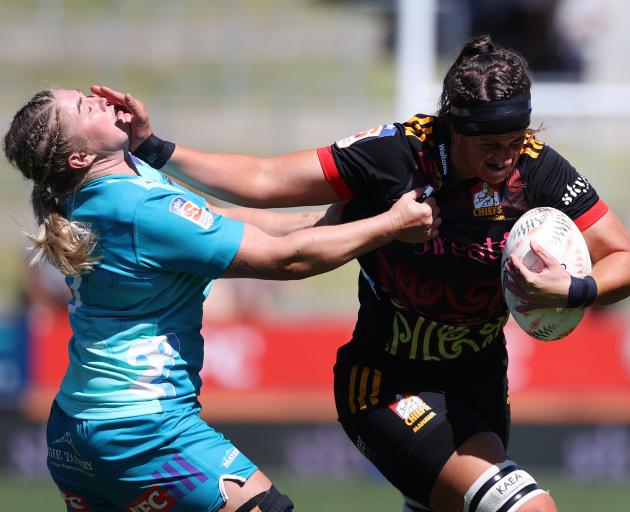 Charmaine Smith of Chiefs Manawa fends off Kendra Reynolds of Matatū during the Super Rugby...