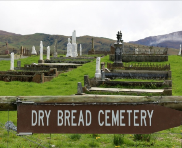 Drybread Cemetery, at the foot of the Dunstan Range. Photo: RNZ