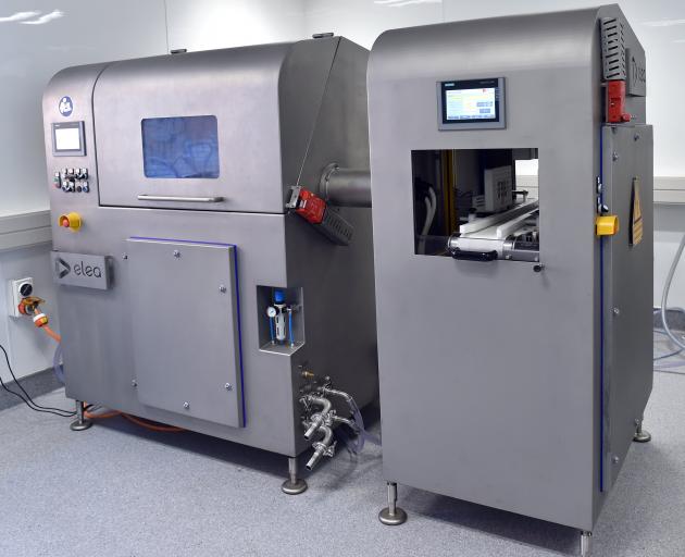 The machine Prof Oey uses.