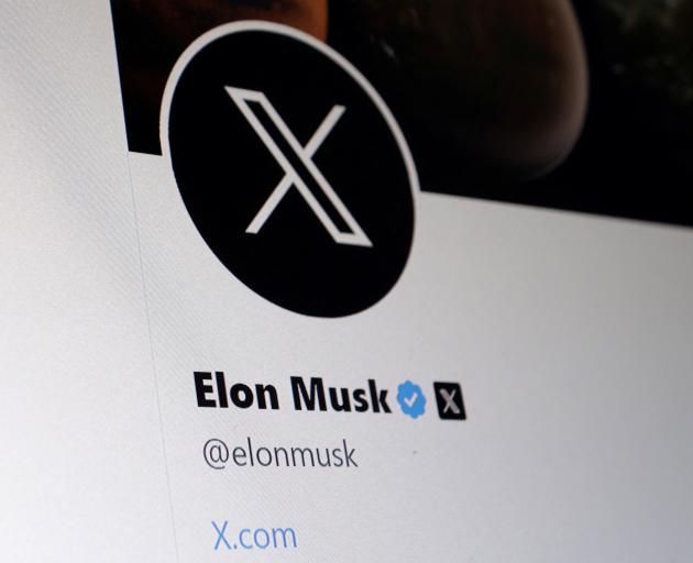 Elon Musk Twitter account changed its image to the new logo. Photo: Reuters