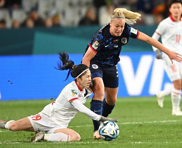 Vietnam's Thi Thanh Nha (left) falls at the feet of the Netherlands’ Stefanie van der Gragt.