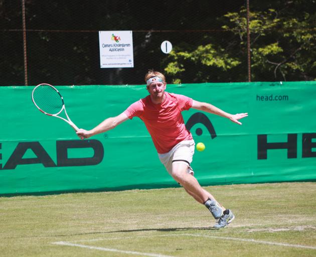 Ryan Eggers stretches for a shot in the men’s final.