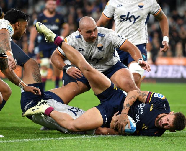 Jacob Ratumaitavuki-Kneepkens of the Highlanders scores a try during tonight's Super Rugby...