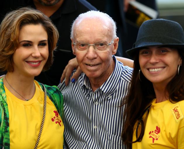 Former Brazil international and coach Mario Zagallo poses with actresses Guilhermina Guinle (L)...