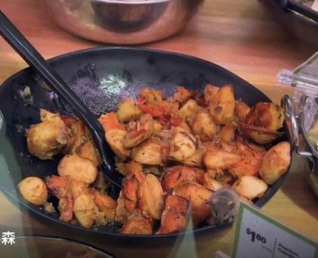 The mouse can be seen in a potato salad. Photo: Reddit / screenshot