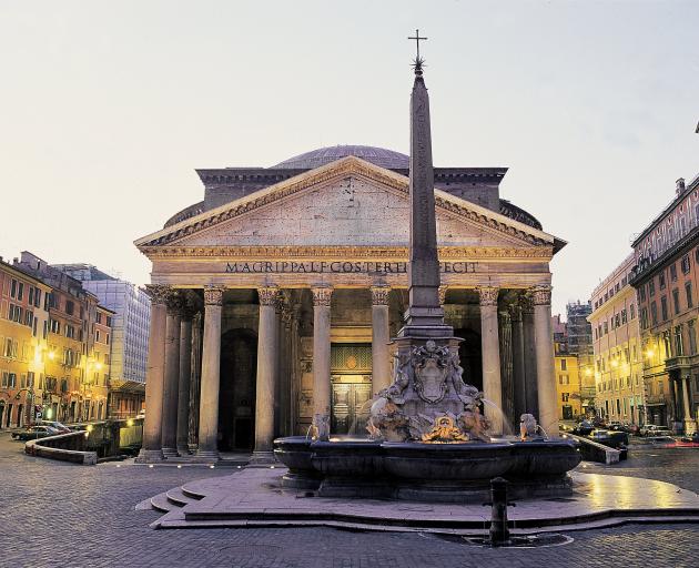 Queues for the Pantheon are short in spring.