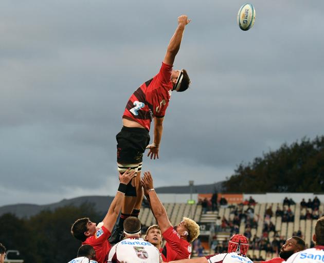 Quinten Strange of the Crusaders misses a lineout. Photo: Getty Images