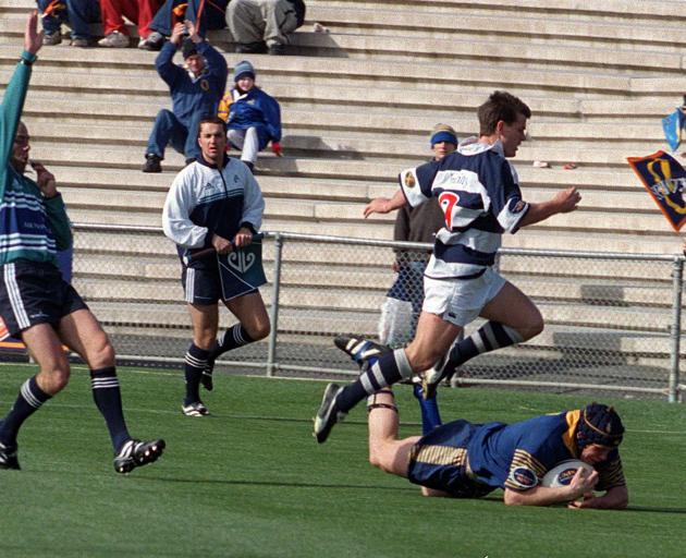 Paddy O’Brien referees a game between Otago and Auckland in 2001. PHOTO: ODT FILES