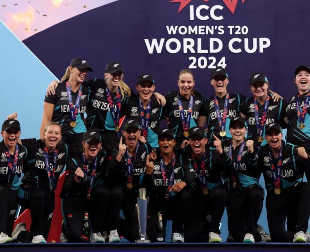 New Zealand players celebrate with the ICC Women's T20 World Cup Trophy. Photo: Getty Images