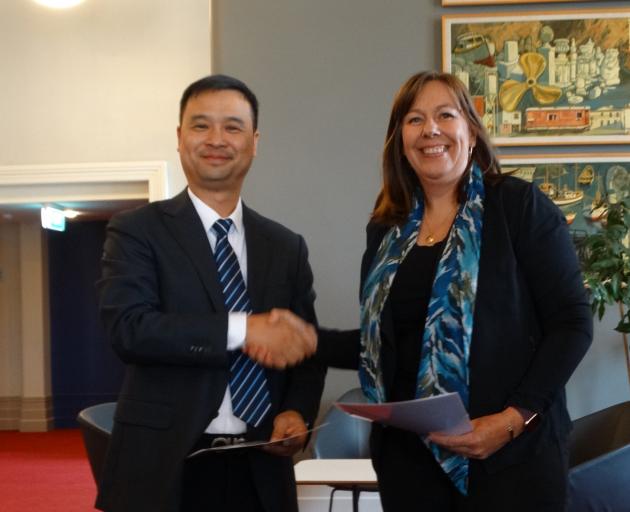 Xi'an Natural Resources and Planning Bureau deputy director Wang Chuang and Waitaki Whitestone...