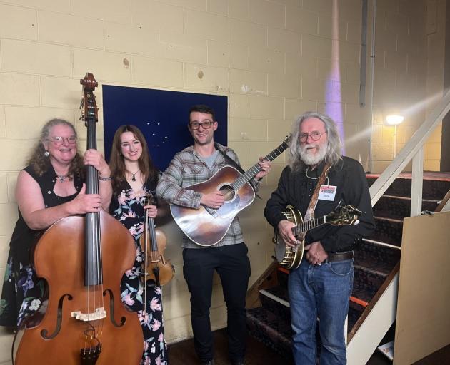 Harmonic Resonators perform for line dancers.
