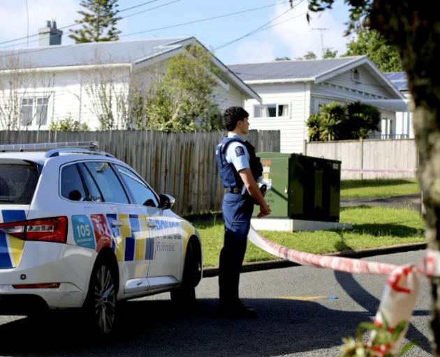 Police at the cordon of a murder investigation in Auckland. Photo: RNZ / Marika Khabazi