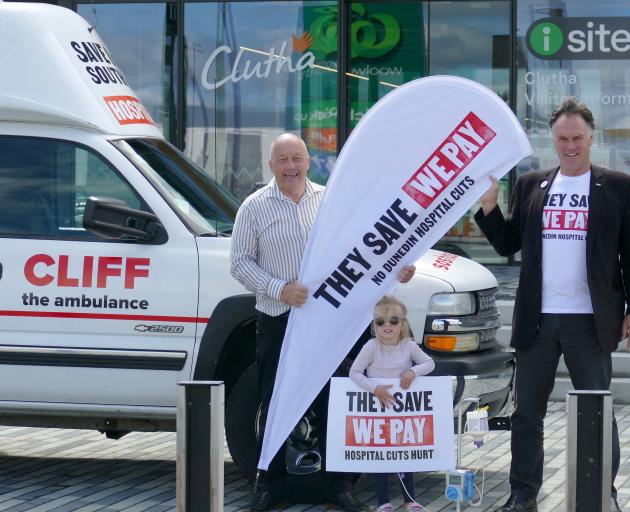 Dunedin Hospital user Sofia Munro, 3, of Balclutha, is flanked by Clutha District Mayor Bryan...