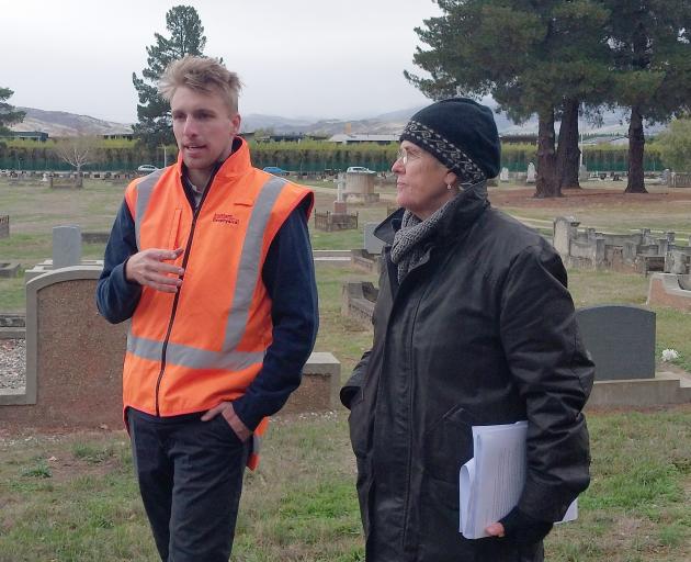 Jack Fleming discusses the mapping process with Friends of Cromwell Cemetery member Katie Seymour.