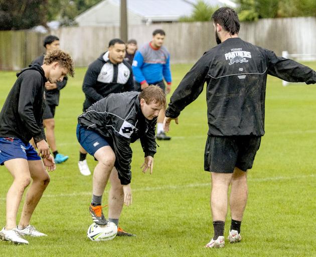 Sam Coughlan taps the ball back to Panthers hooker Kyan Rosie. Photo: Geoff Sloan