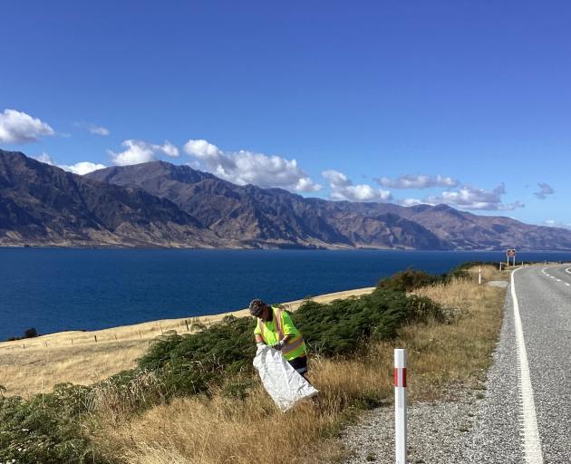 Litter picking by Lake Hawea. Photo: NZTA