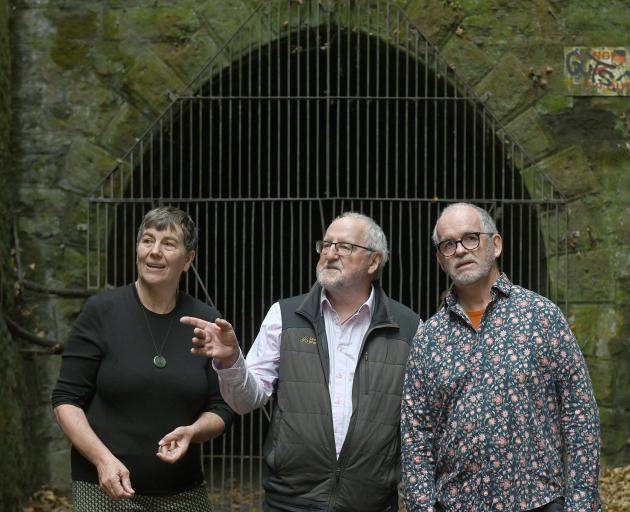 Geoff Gabites (centre) of Cycle Journeys based in Christchurch talks to Dunedin Tracks and Trails...
