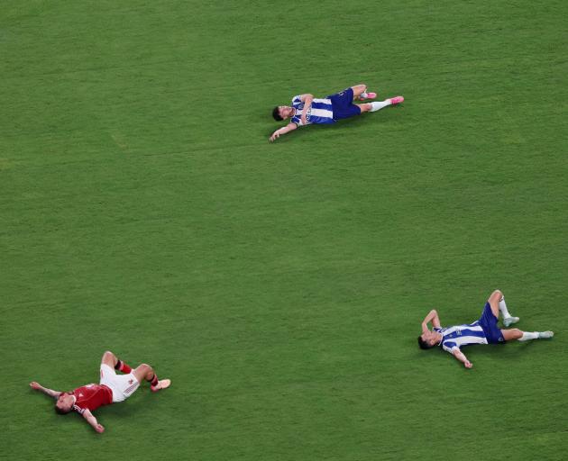 Players from Porto (Portugal) and Al Ahly (Egypt) catch their breath after their 4-4 Fifa Club...