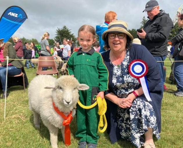 Immediate past president Tania Gallagher presenting awards at last year’s show. Photo: Supplied