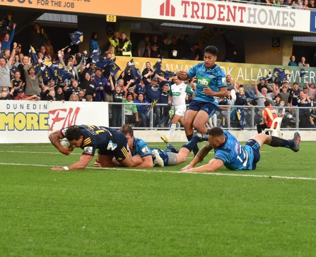 Rob Thompson scores in the corner for the Highlanders. Photo: Gregor Richardson