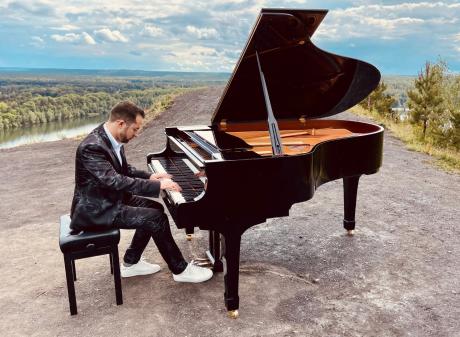 Belgian pianist Daniel Verstappen loves performing and nature so likes to combine the two...