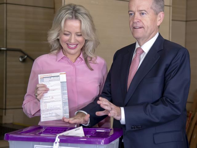 Bill Shorten votes with wife Chloe in Melbourne. Photo: AP