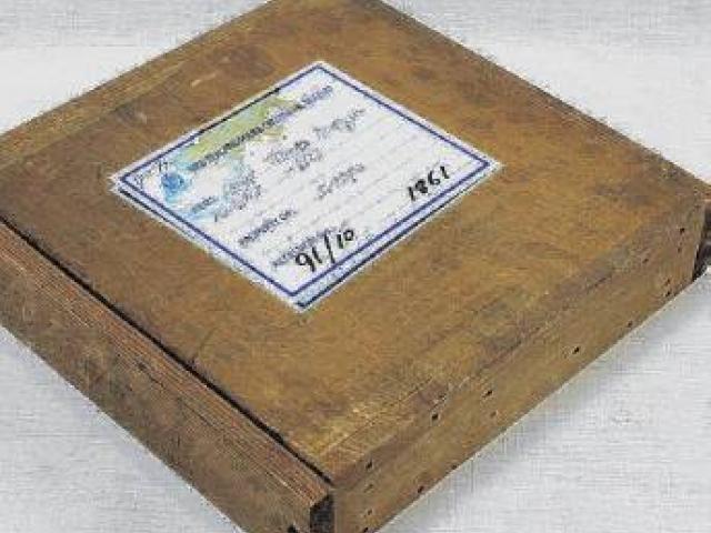 The sealed box containing a pane of glass with fingerprints of a suspect.

