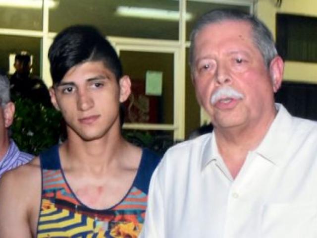Alan Pulido (L) with Tamaulipas Governor Egidio Torre Cantu after Pulido was rescued. Photo Reuters