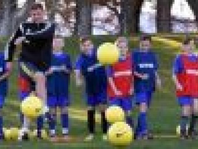 Former All White and Phoenix defender Ben Sigmund with some young Dunedin footballers at Tahuna Park yesterday. Photo by Peter McIntosh. Former All White and Phoenix defender Ben Sigmund with some young Dunedin footballers at Tahuna Park yesterday. Photo by Peter McIntosh.