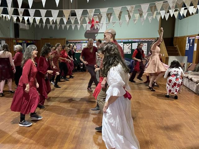 1 - Le Bal Rouge - A Balfolk fundraiser